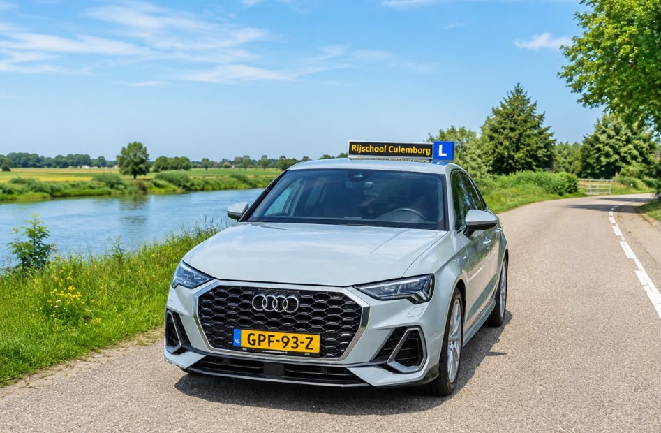 De lesauto van Rijschool Culemborg met rijschoolbord op het dak